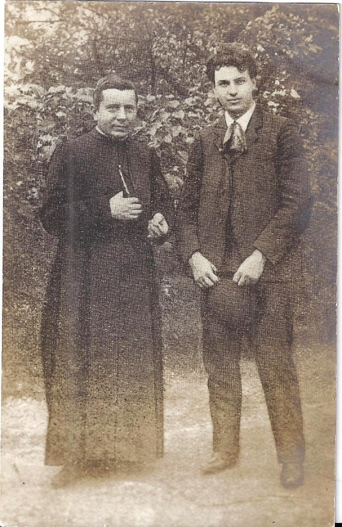 K2094 oude ongelopen ansichtkaart eerwaarde pastoor, Ophalen of Verzenden, 1940 tot 1960