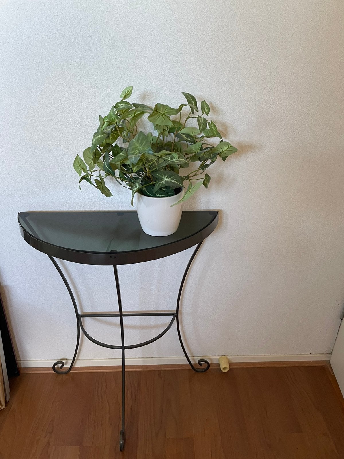 Half ronde metalen sitetable voorzien van glazen plateau, Huis en Inrichting, Tafels | Sidetables, Ophalen, 50 tot 100 cm, Rond