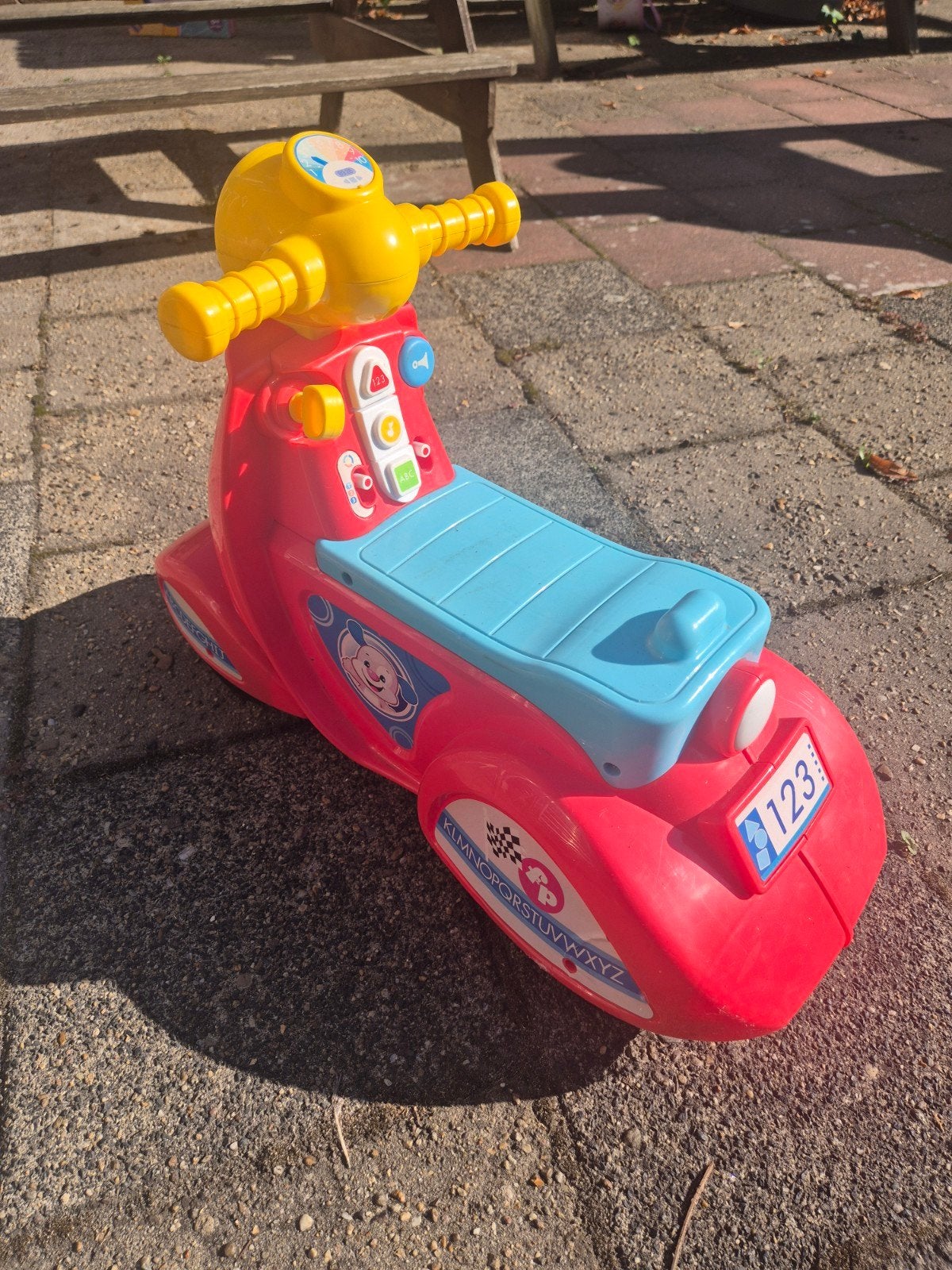 Fisher-Price loopscooter rood/geel/blauw, Kinderen en Baby's, Ophalen, Gebruikt, Loopvoertuig