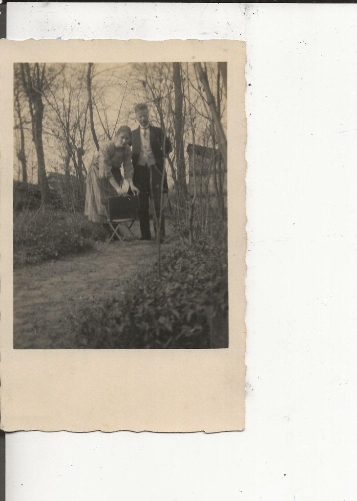 s Gravenzande Ds Verhagen met eega in de tuin fotokaart 1925, Verzamelen, Ansichtkaarten | Nederland, Ophalen of Verzenden, 1920 tot 1940
