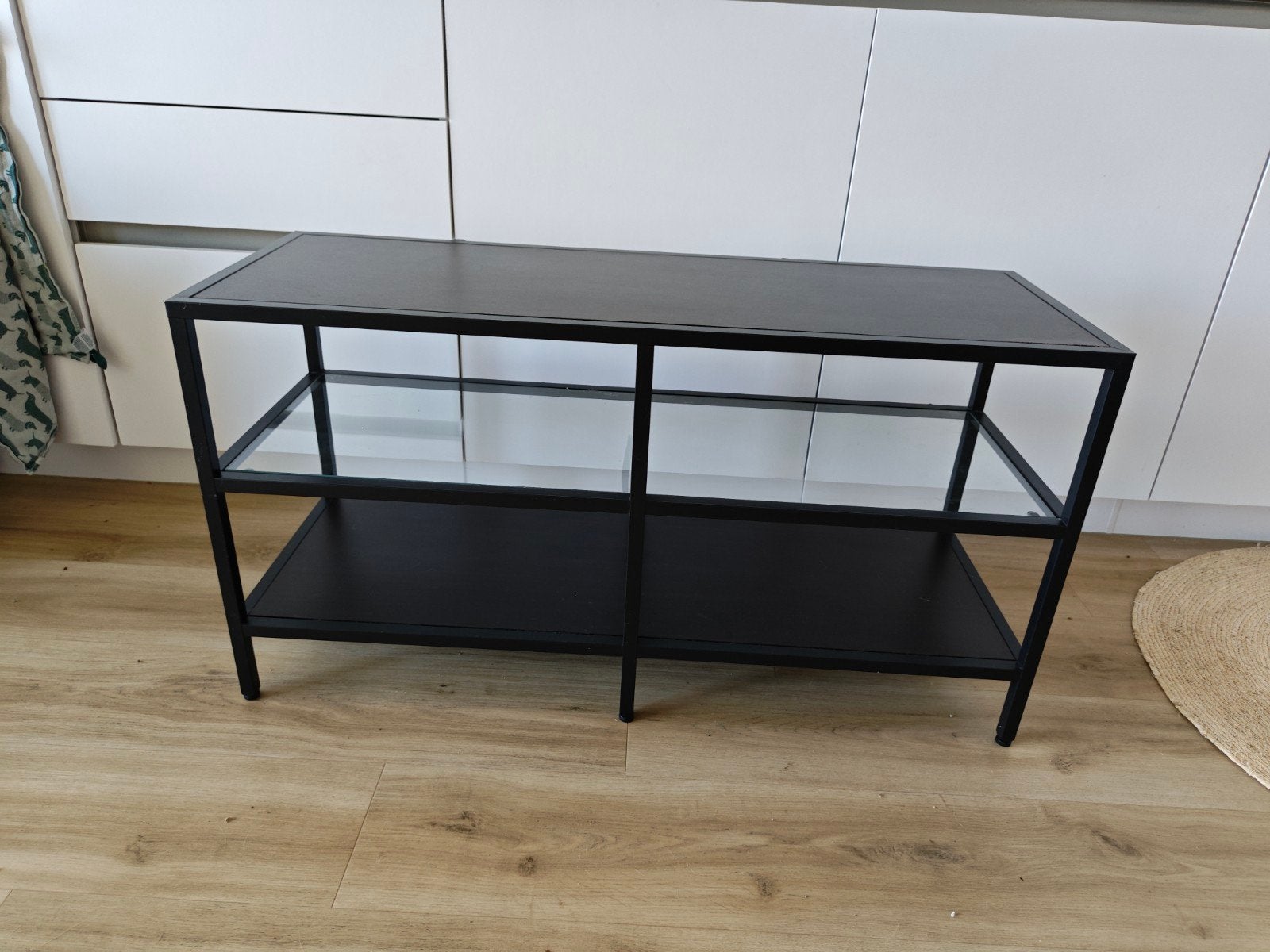 Vittsjö zwarte TV tafel/side table met glasplaat, Huis en Inrichting, Tafels | Sidetables, Ophalen, 50 tot 100 cm, Zo goed als nieuw