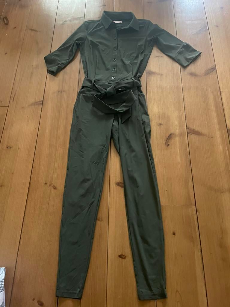 Mooie armygroene travelstof jumpsuit Studio Anneloes, S, Kleding | Dames, Jumpsuits, Verzenden, Zo goed als nieuw, Maat 36 (S)