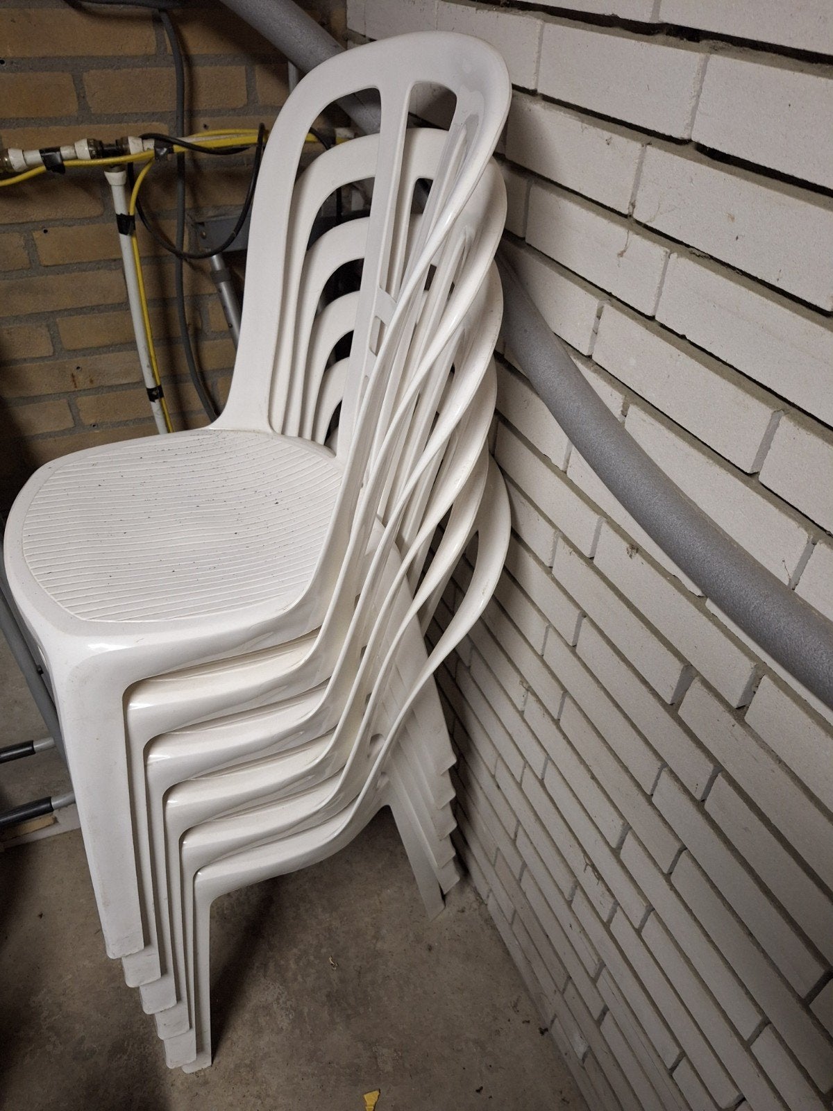 Set van 6 stapelbare witte plastic stoelen