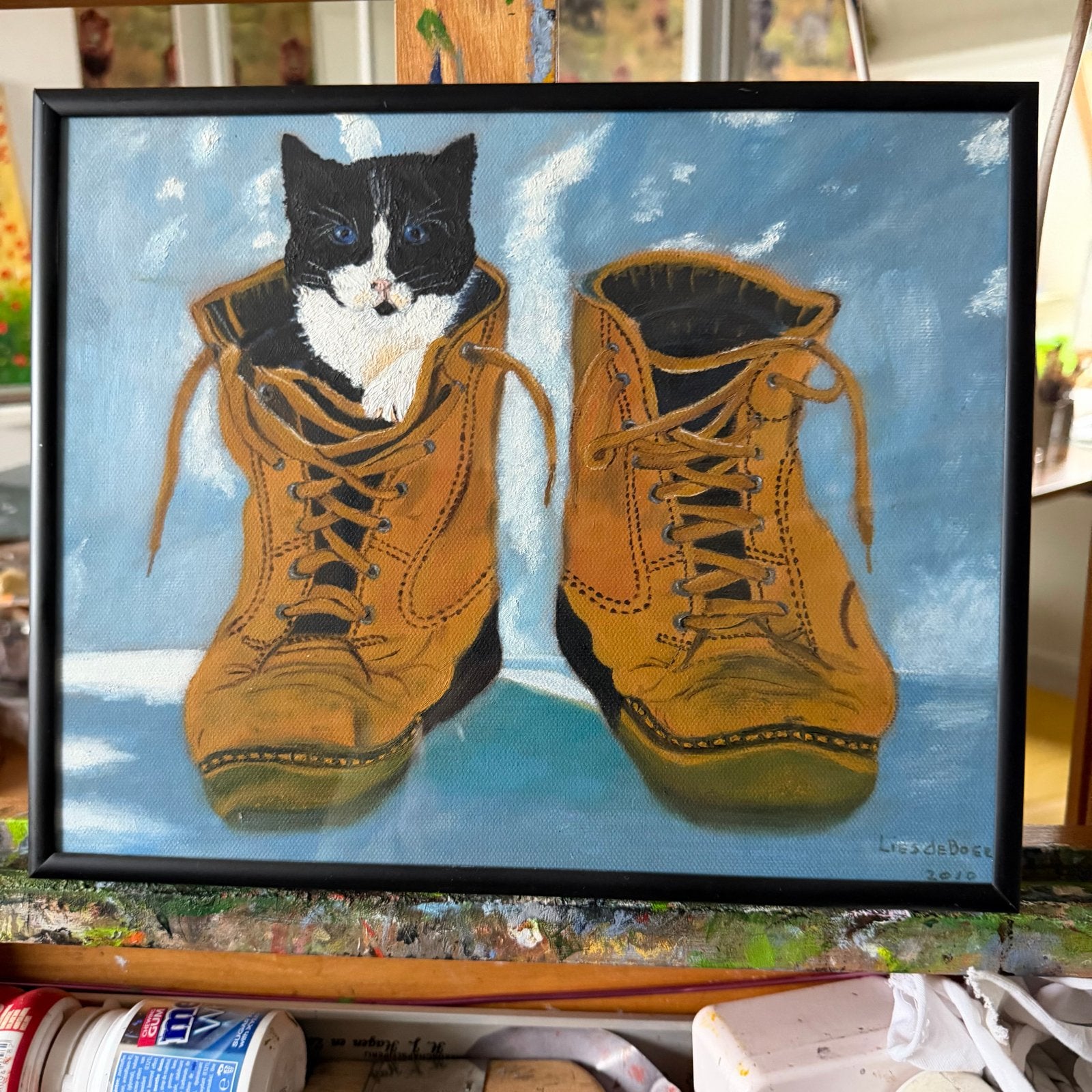 Schilderij: Kat in oude schoen (25x31 cm, Zwart Aluminium), Ophalen of Verzenden