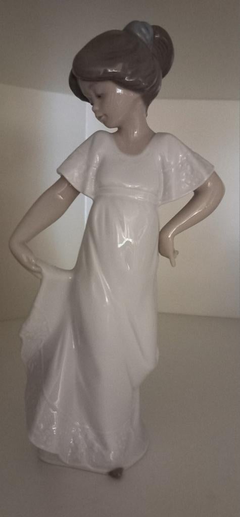 Vintage Nao (Lladro) porseleinen beeldje 21 cm hoog., Verzamelen, Beelden en Beeldjes, Ophalen of Verzenden, Zo goed als nieuw