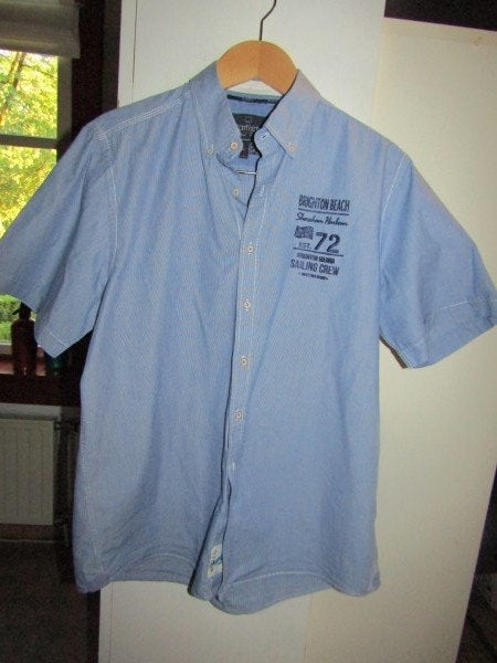 F821 Bartlett mt L overhemd lichtblauw wit streepje, Kleding | Heren, Overhemden, Bartlett, Zo goed als nieuw, Halswijdte 41/42 (L)