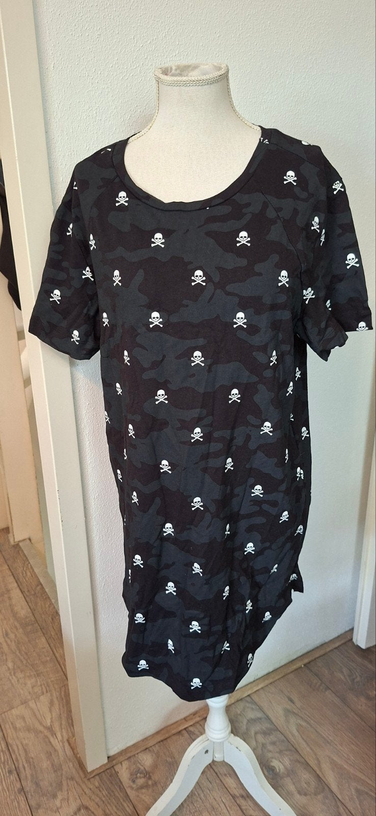 CoolCat Long T-shirt never fear met doodshoofden, maat M, Zwart, Zo goed als nieuw, CoolCat, Korte mouw