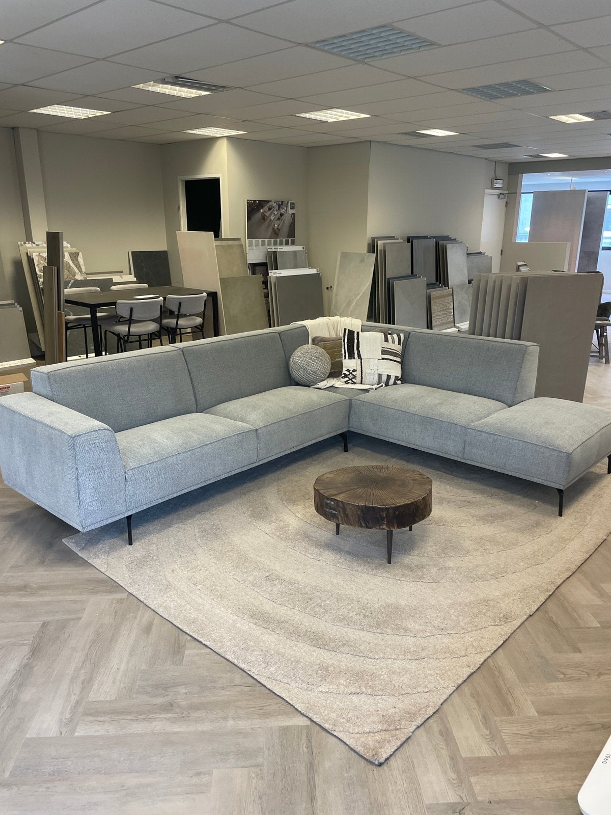 HOEKBANK - SHOWROOM UITVERKOOP, Huis en Inrichting, Banken | Bankstellen, Ophalen, Japandi, 250 tot 300 cm, Hoekbank