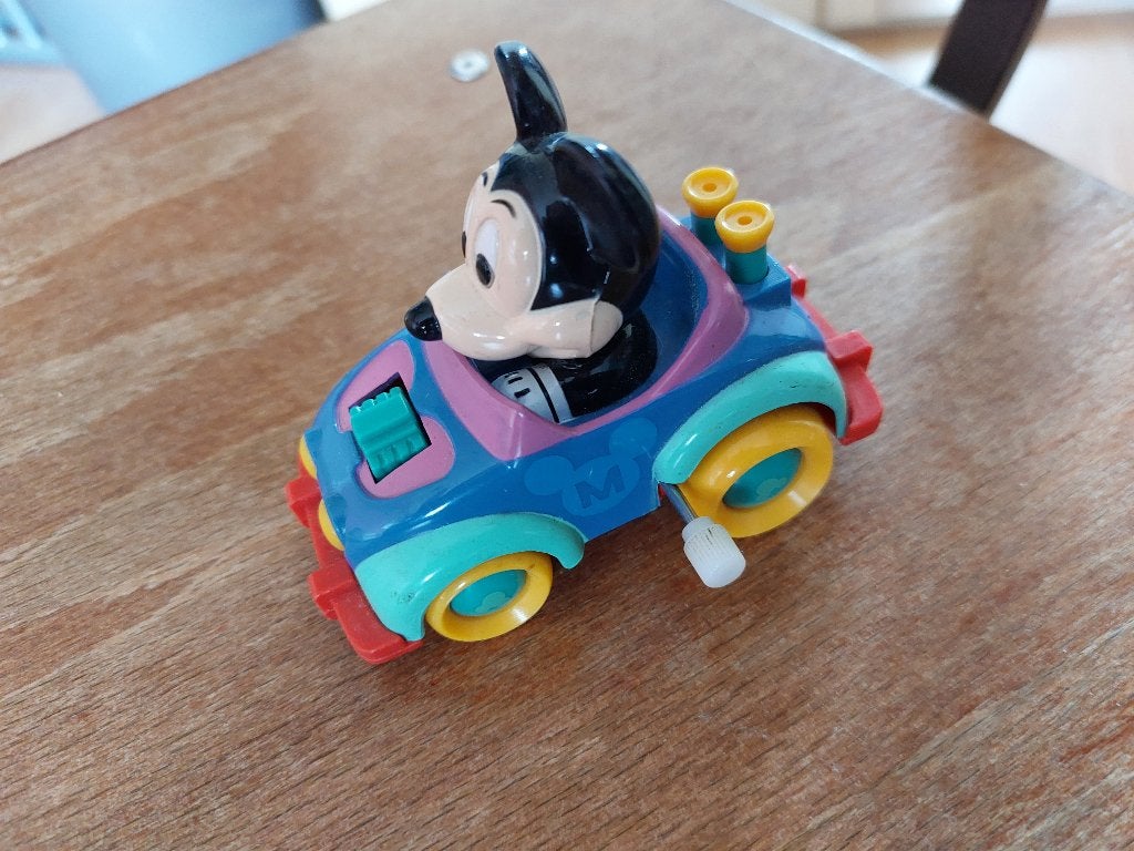 Mickey in auto, Verzamelen, Ophalen of Verzenden, Mickey Mouse, Zo goed als nieuw, Beeldje of Figuurtje