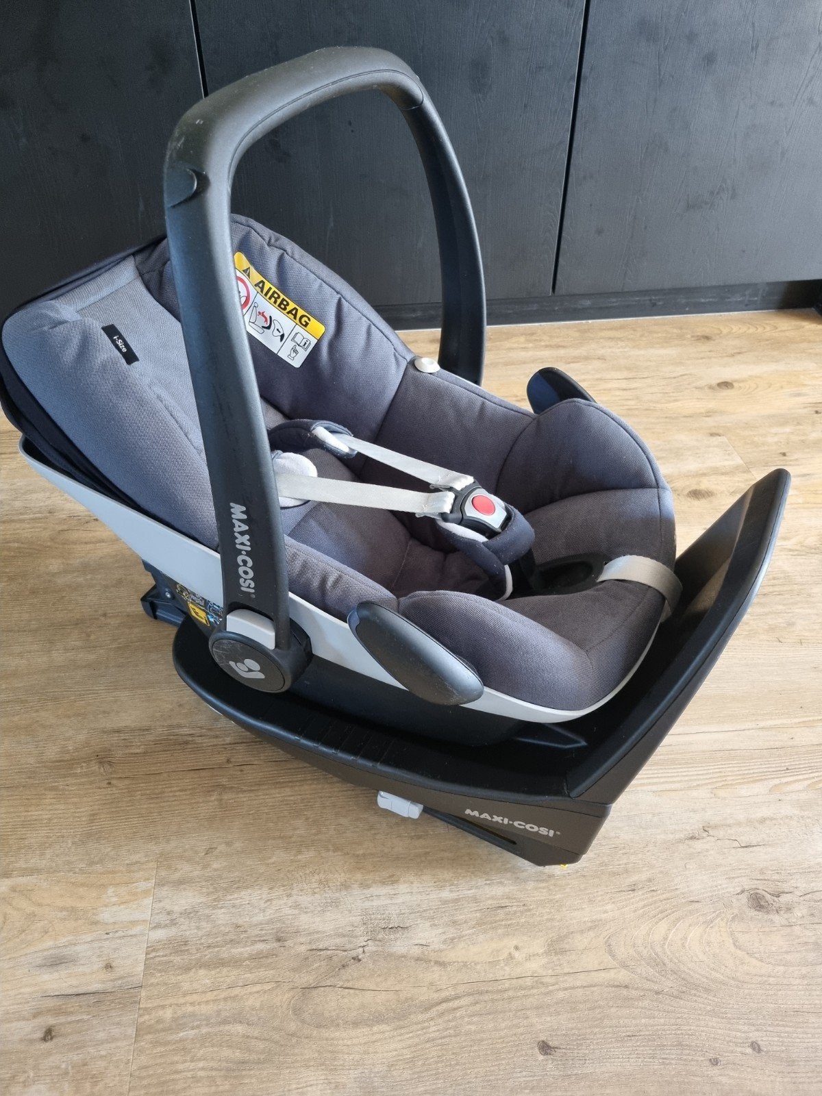 Maxi-Cosi Pebble autostoel met FamilyFix base, Ophalen, Autogordel of Isofix, Gebruikt, 0 t/m 13 kg