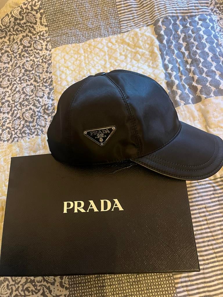 Prada Milano Pet - Zwart, Zo goed als nieuw, Kleding | Dames, Hoeden en Petten, Ophalen of Verzenden, Zo goed als nieuw, Pet