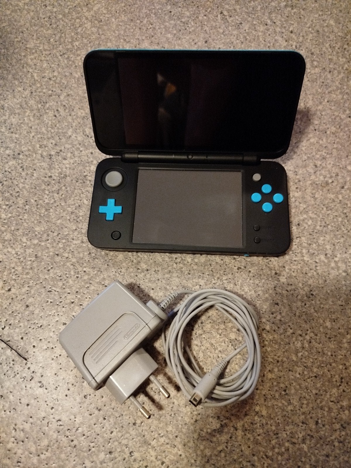 New Nintendo 2DS XL Zwart/Turquoise met oplader, Ophalen of Verzenden, Zo goed als nieuw, Zwart, 2DS XL