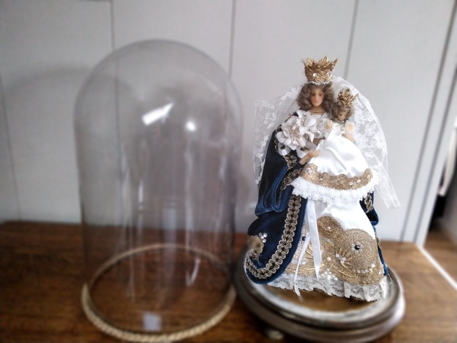 Antieke glazen stolp met Maria en kind beeld, Antiek en Kunst, Antiek | Religie, Ophalen