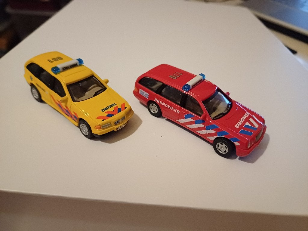 Leuk setje met een Mercedes en BMW brandweer en ziekenauto, Ophalen of Verzenden, Gebruikt, Auto, Overige merken