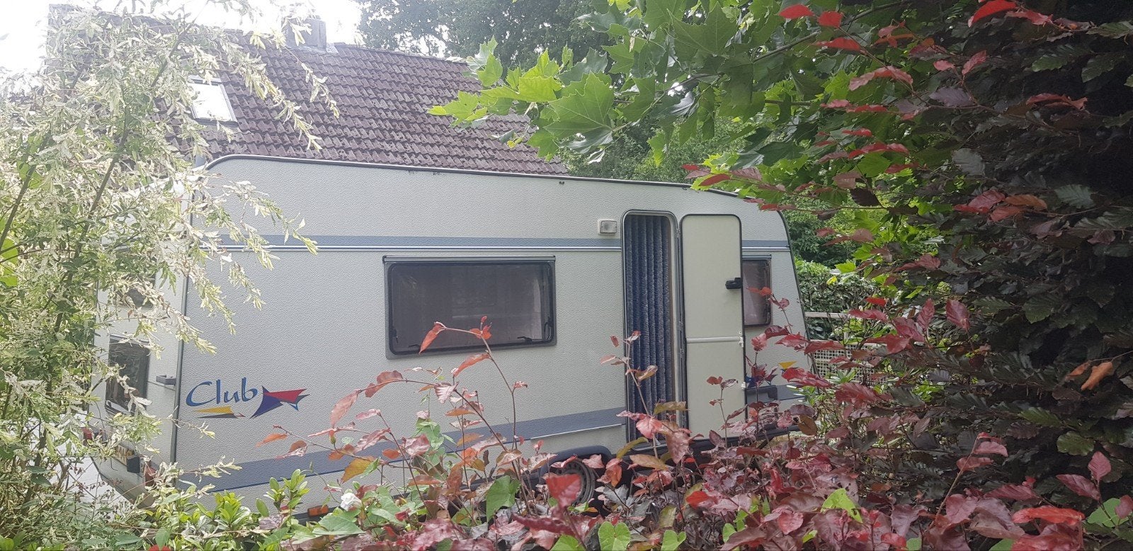 Compacte en complete caravan met voortent, Vast bed, Koelkast, Particulier, 500 - 750 kg