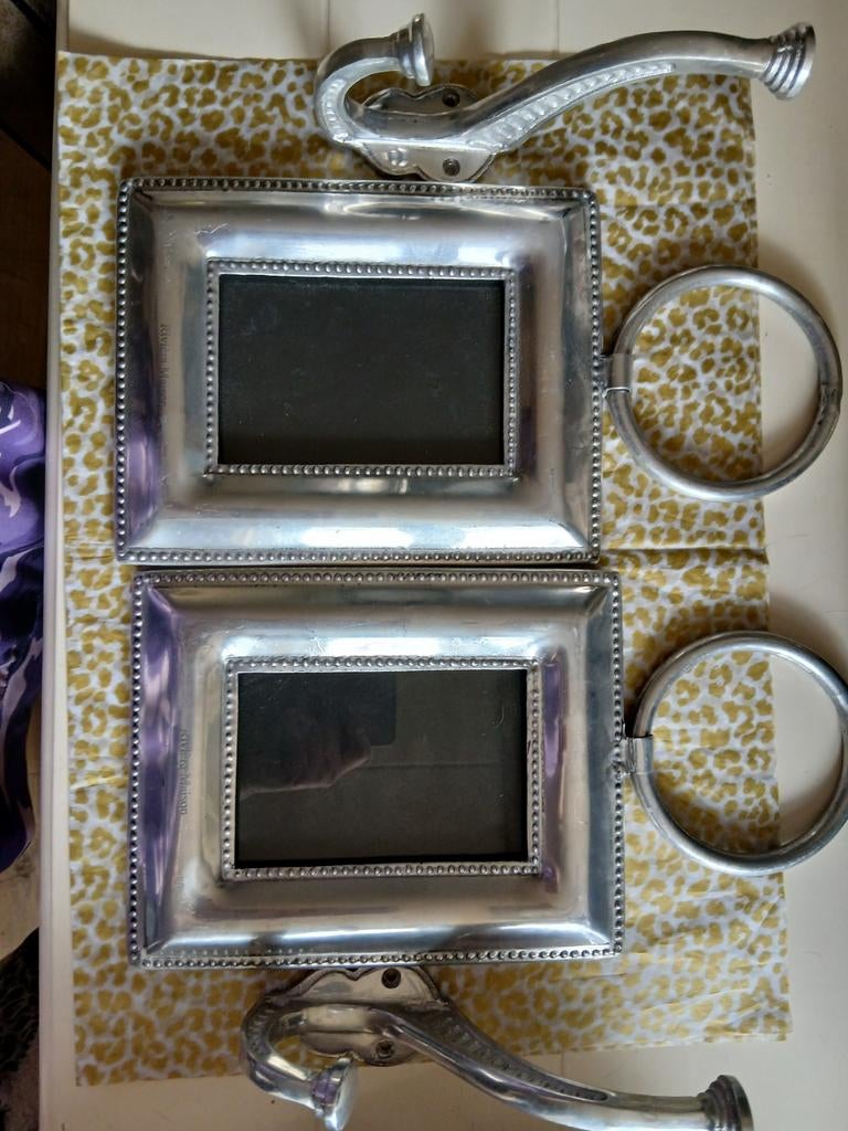 Set van 2 zilverkleurige fotolijstjes en 2 haken, Huis en Inrichting, Minder dan 50 cm, Gebruikt, Metaal of Aluminium, Ophalen of Verzenden
