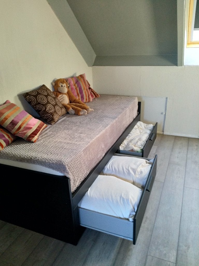 Bedbank, uitschuifbaar van 1 naar 2 persoons, Ophalen, Verstelbaar, Zwart, Strakke vorm