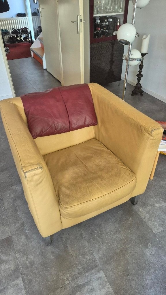 Leren fauteuil - Geel met rood kussen, Huis en Inrichting, Fauteuils, Ophalen, Gebruikt, Modern, 50 tot 75 cm