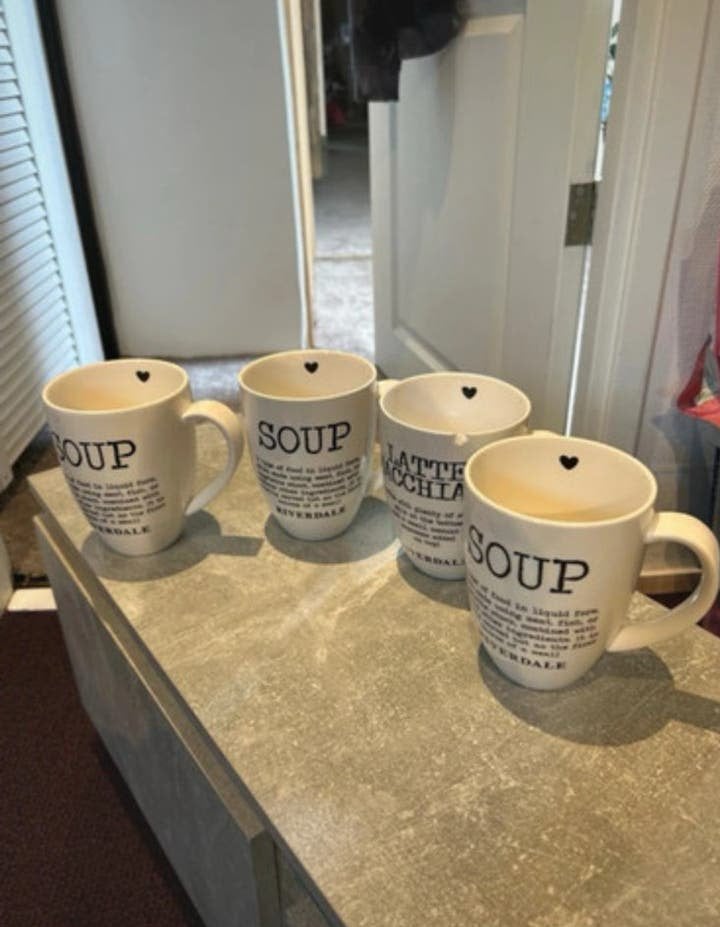 Riverdale mokken: 3 soep, 1 latte macchiato (hoekje af, Gebruikt, Ophalen of Verzenden, Steen/keramiek, Wit