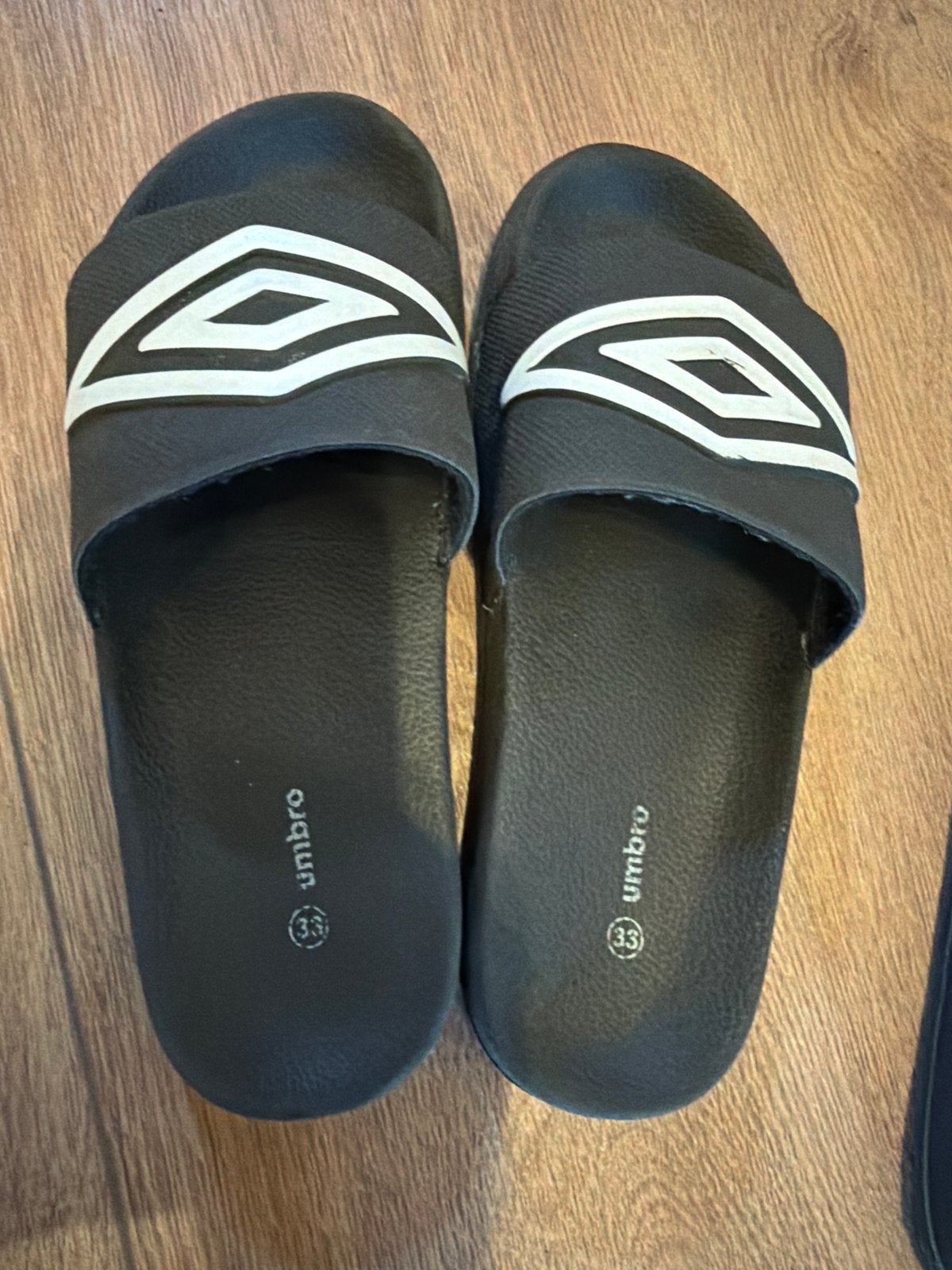 Umbro slippers maat 33 - zwart met wit logo, Ophalen, Gebruikt, Jongen of Meisje, Overige typen