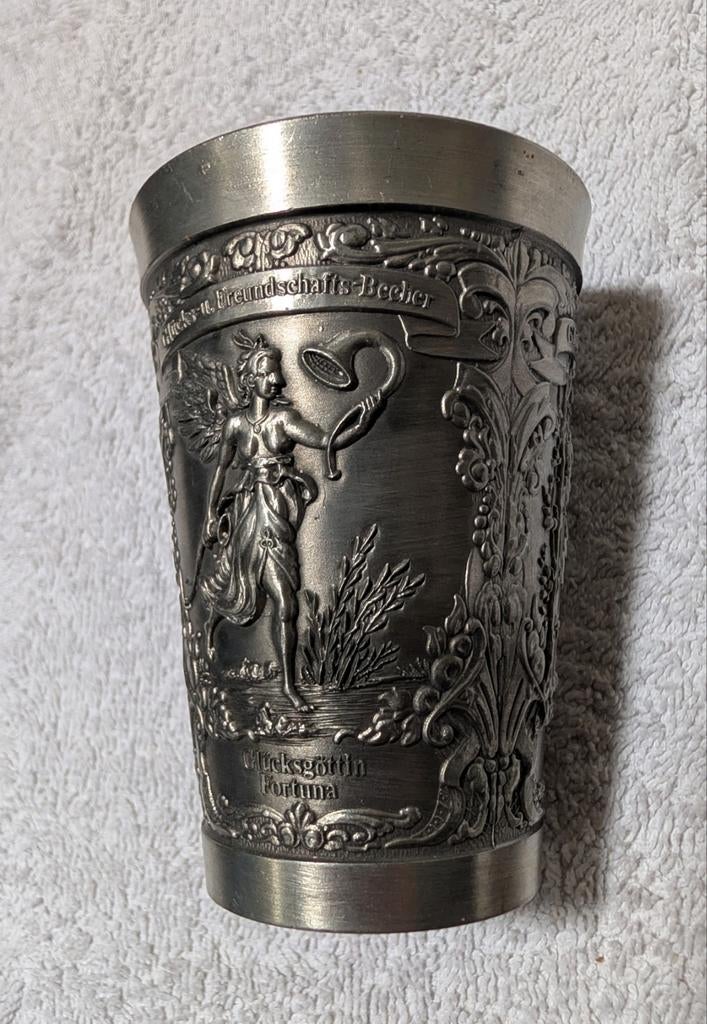 Tinnen klassieke beker – Gedetailleerd Reliëf – 95% Tin, Antiek en Kunst, Ophalen of Verzenden