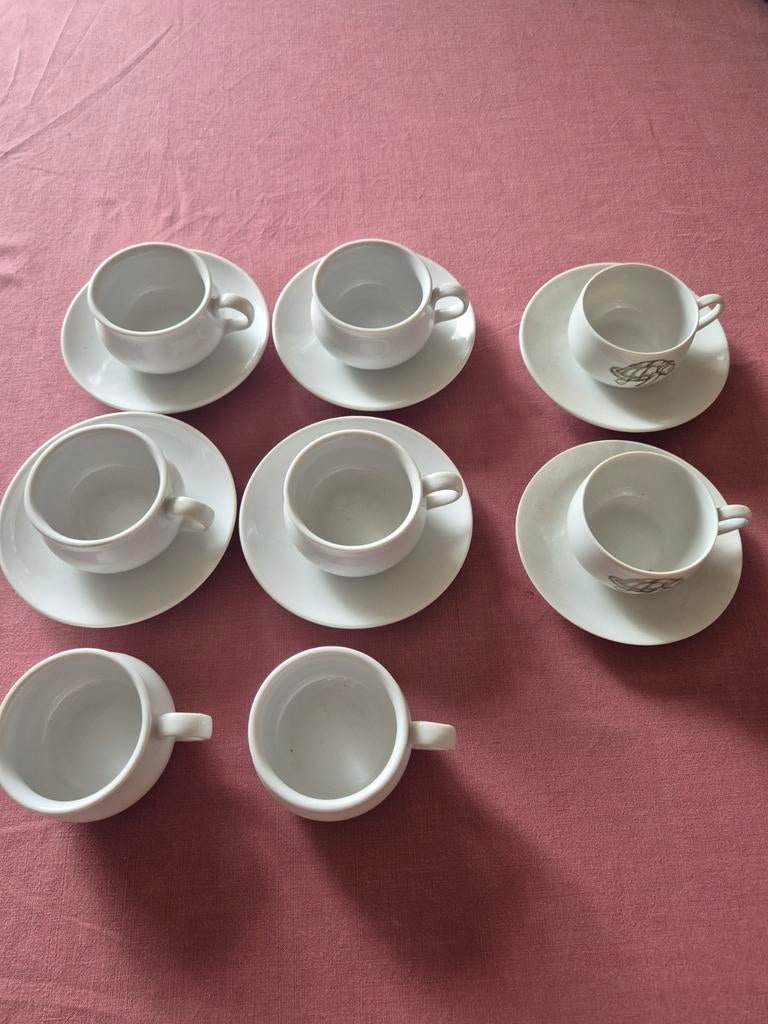 6 kopjes met schoteltjes voor kleine soepjes., Ophalen of Verzenden, Porselein, Overige stijlen, Kop(pen) en/of Schotel(s)