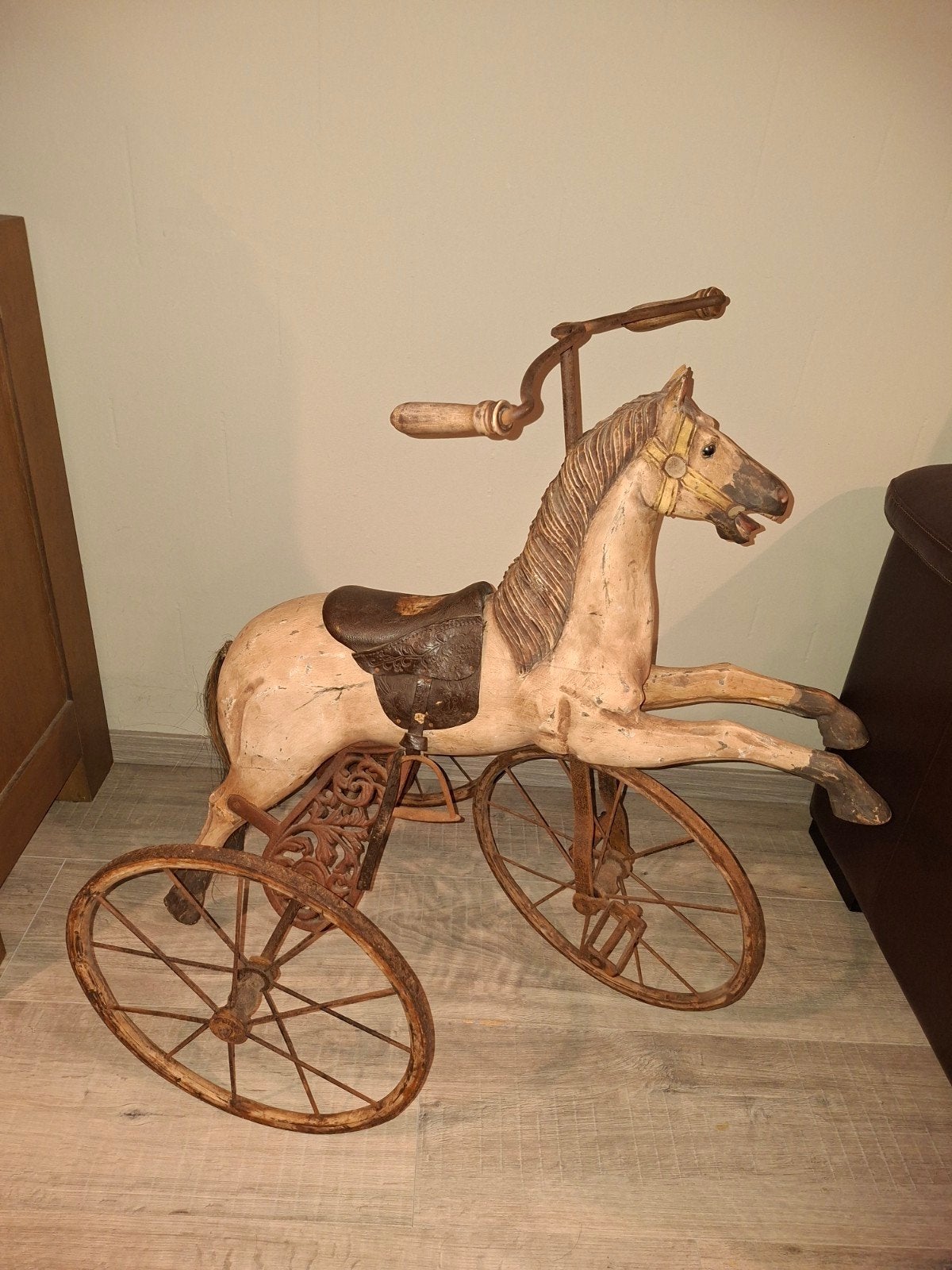 Antieke houten trapauto paard, Ophalen