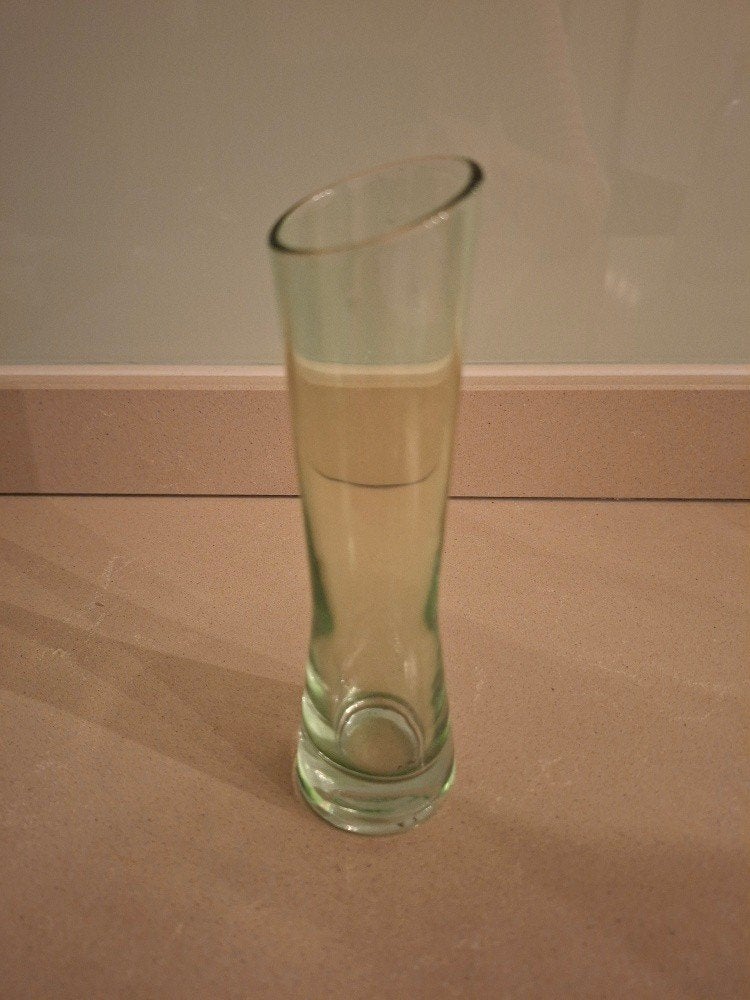 Smal klein vaasje, glas heeft een groene gloed, Ophalen of Verzenden, Glas