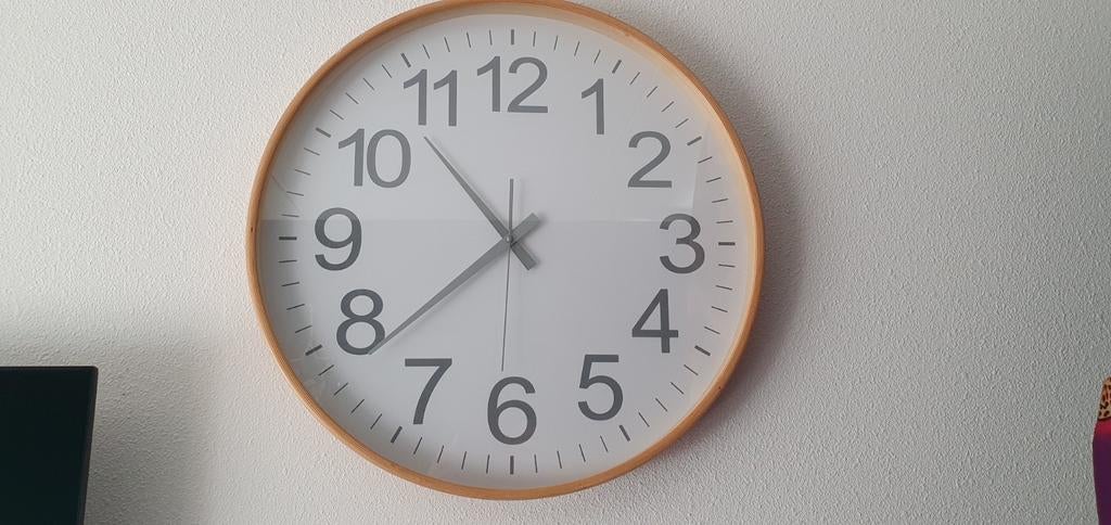 Mooie eiken klok op batterijen, Huis en Inrichting, Woonaccessoires | Klokken, Ophalen, Wandklok