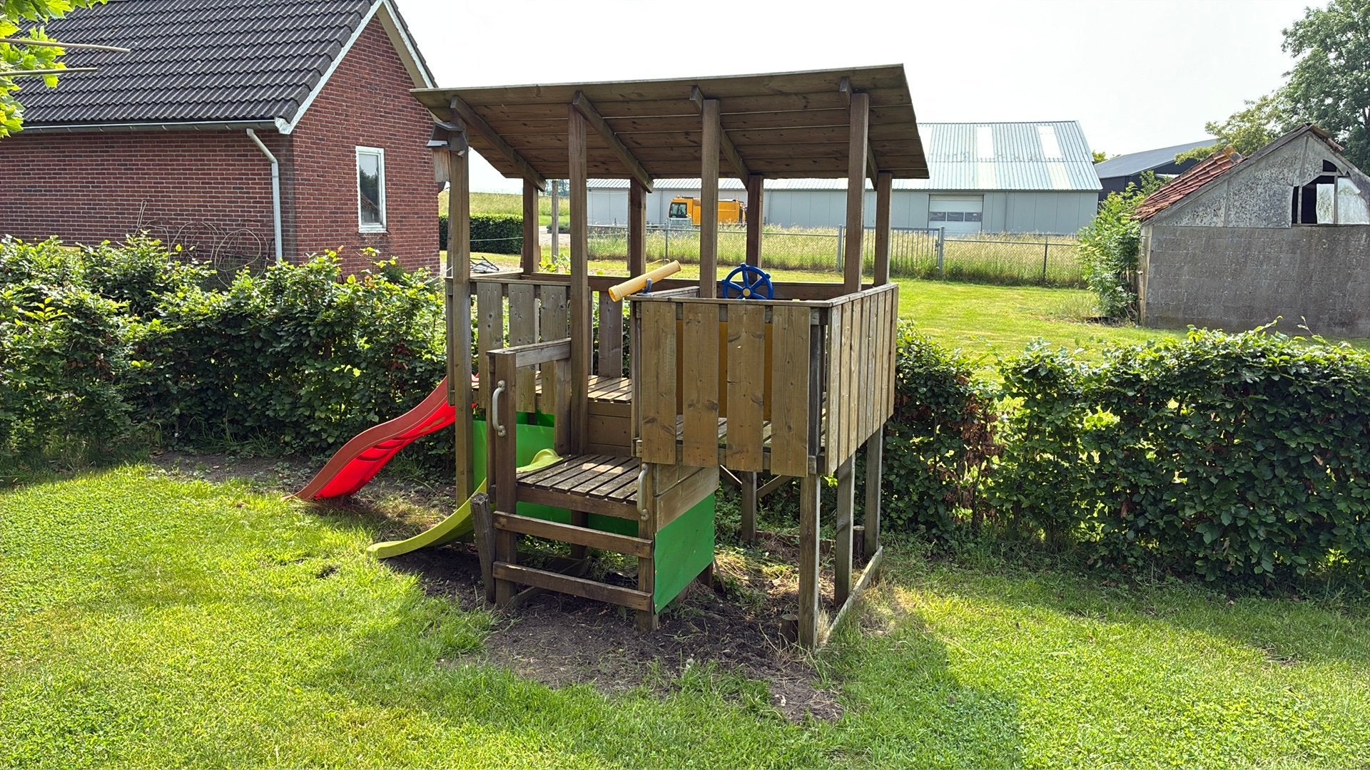 Houten Speelhuisje met Twee Glijbanen, Ophalen, Gebruikt, Hout
