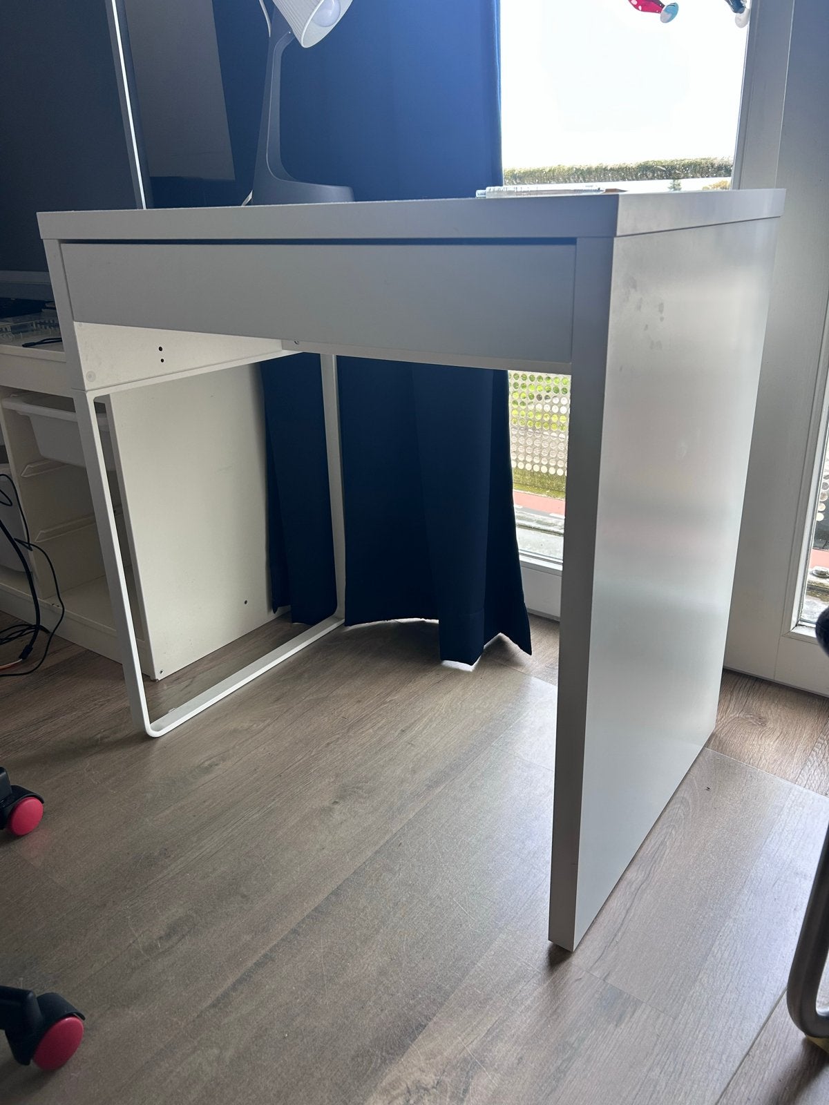 Wit bureau met lade en kabeldoorvoer micke ikea, Huis en Inrichting, Ophalen of Verzenden, Met lades, Gebruikt, Wit