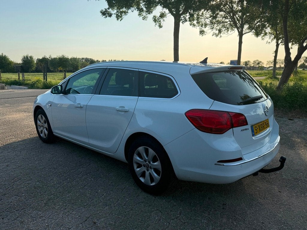 Opel Astra Sports Tourer 1.4 Business + Airco/Scherm Navigat, Auto's, Voorwielaandrijving, Euro 5, Gebruikt, 4 cilinders