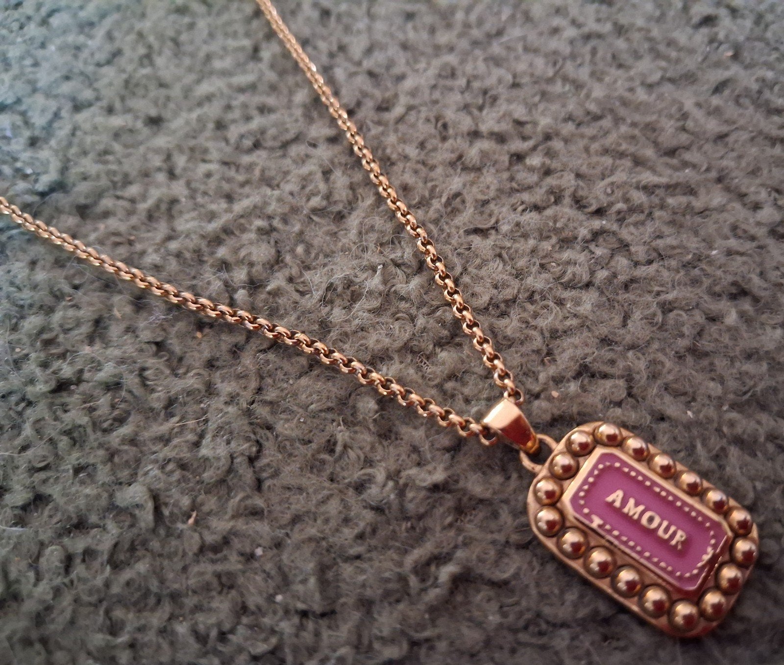 Gouden ketting met 'AMOUR' hanger, Met hanger, Ophalen of Verzenden, Zo goed als nieuw, Goud