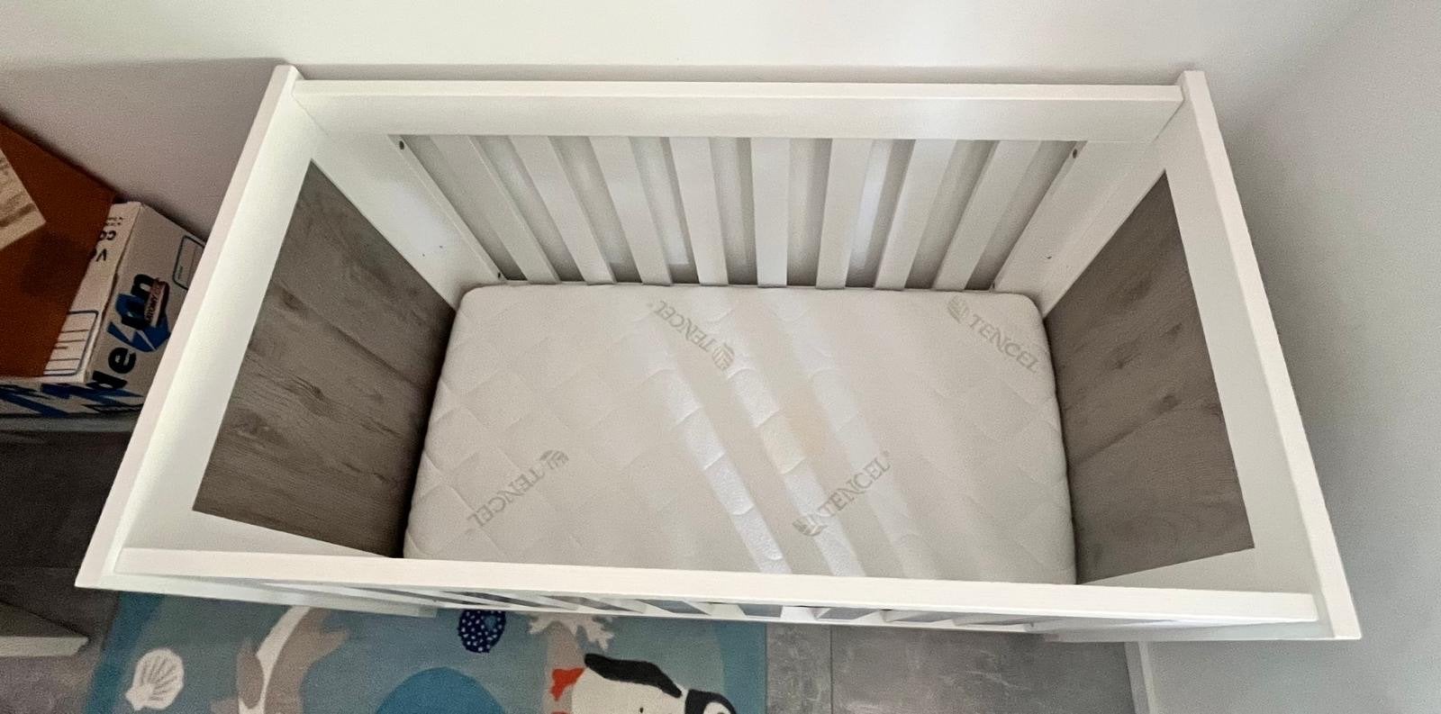 Wit babybedje met matras - Zo goed als nieuw, Ophalen, 70 tot 85 cm, Zo goed als nieuw, Minder dan 140 cm