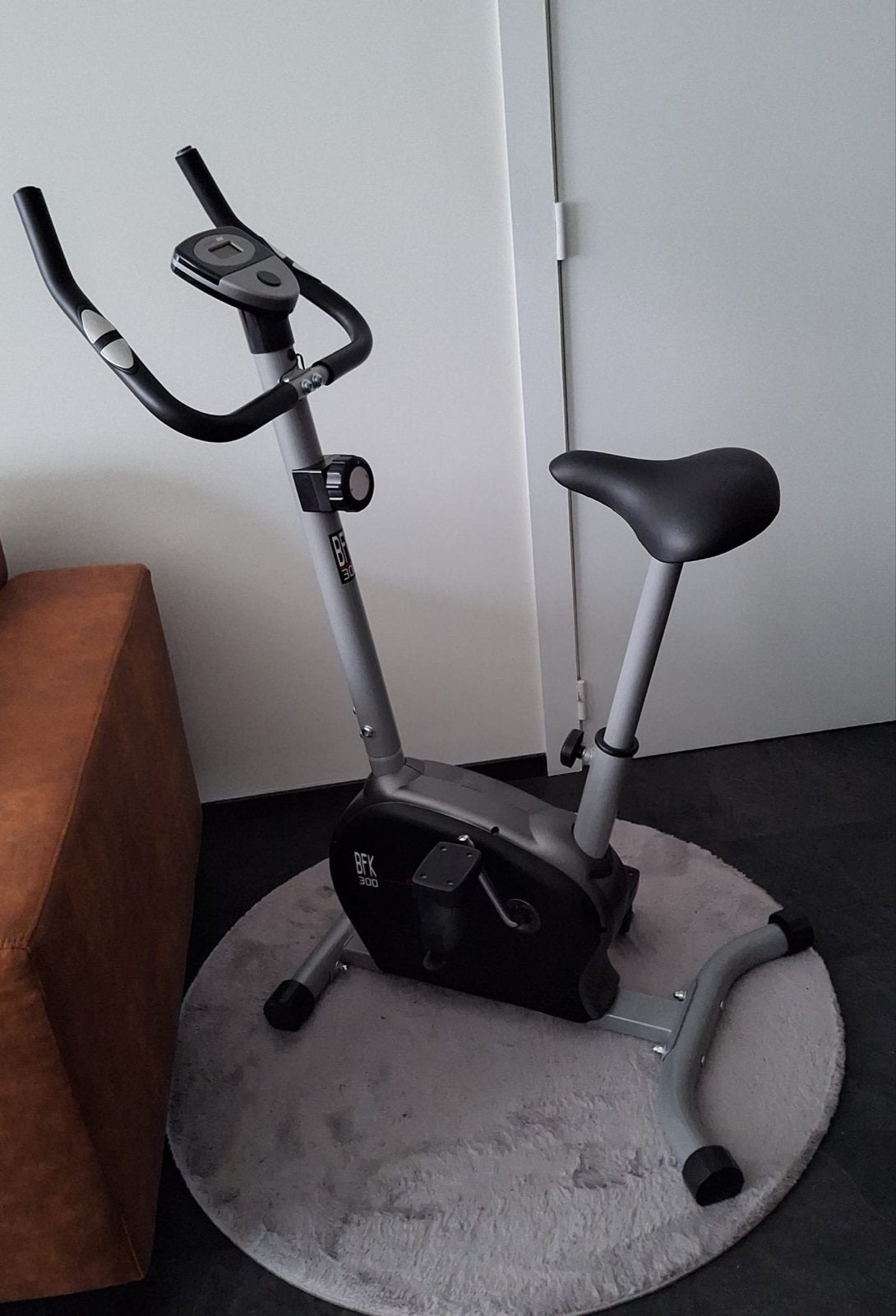 Hometrainer BFK 300 - Ideaal voor thuisworkouts, Ophalen, Zo goed als nieuw, Metaal, Benen