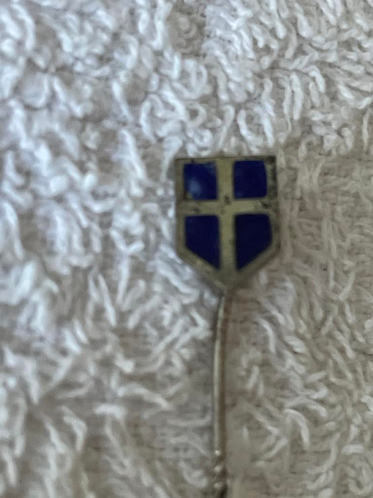Vintage Speldje Schild met Blauw Kruis, Ophalen of Verzenden, Gebruikt, Overige onderwerpen, Speldje of Pin