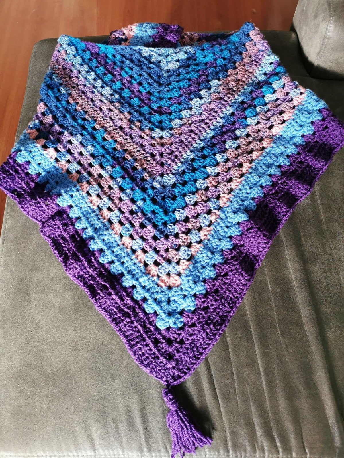 Mooie gehaakte triangle omslagdoek in paars/blauw tinten, Ophalen, Nieuw