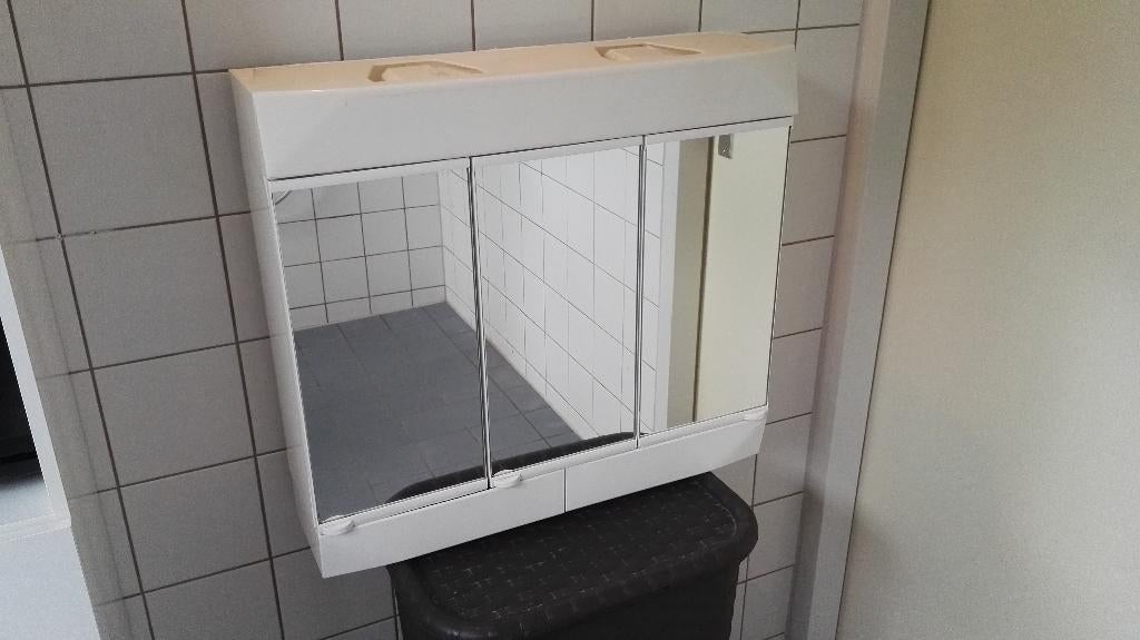 Medicijn kastje met verlichting en stroom punt, Ophalen, Spiegelkast, 50 tot 100 cm, Zo goed als nieuw