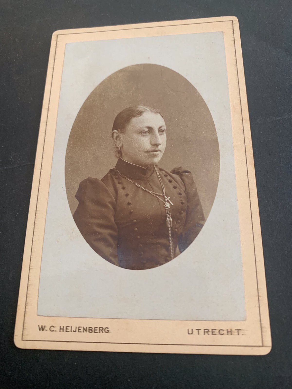 cdv carte de visite dame kruisje Utrecht W C Heijenberg, Verzamelen, Foto's en Prenten, Verzenden, Voor 1940, Zo goed als nieuw