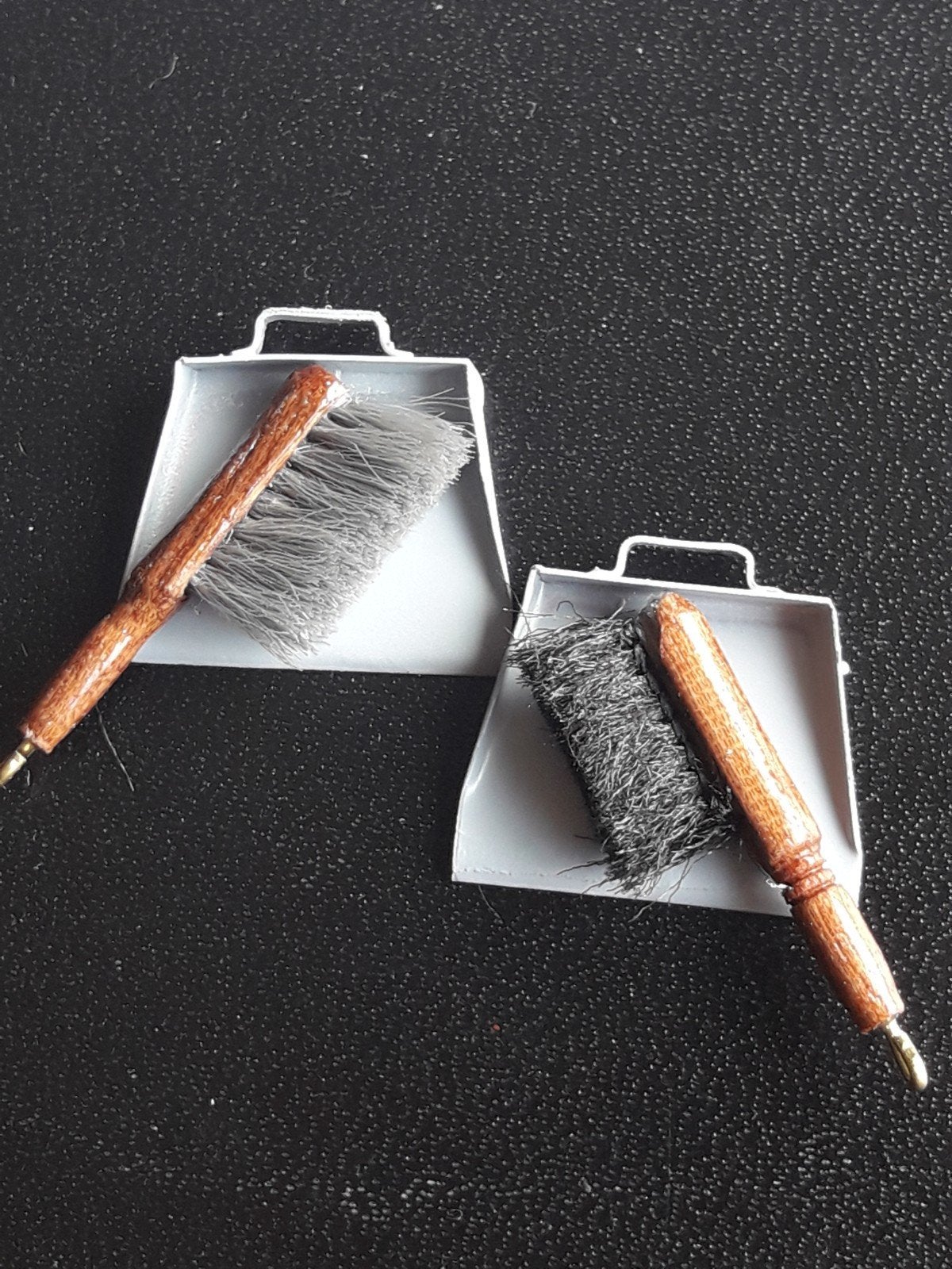 Stoffer en blik, SCHAAL 1:12. Poppenhuis miniatuur., Ophalen of Verzenden, Nieuw, Poppenhuis