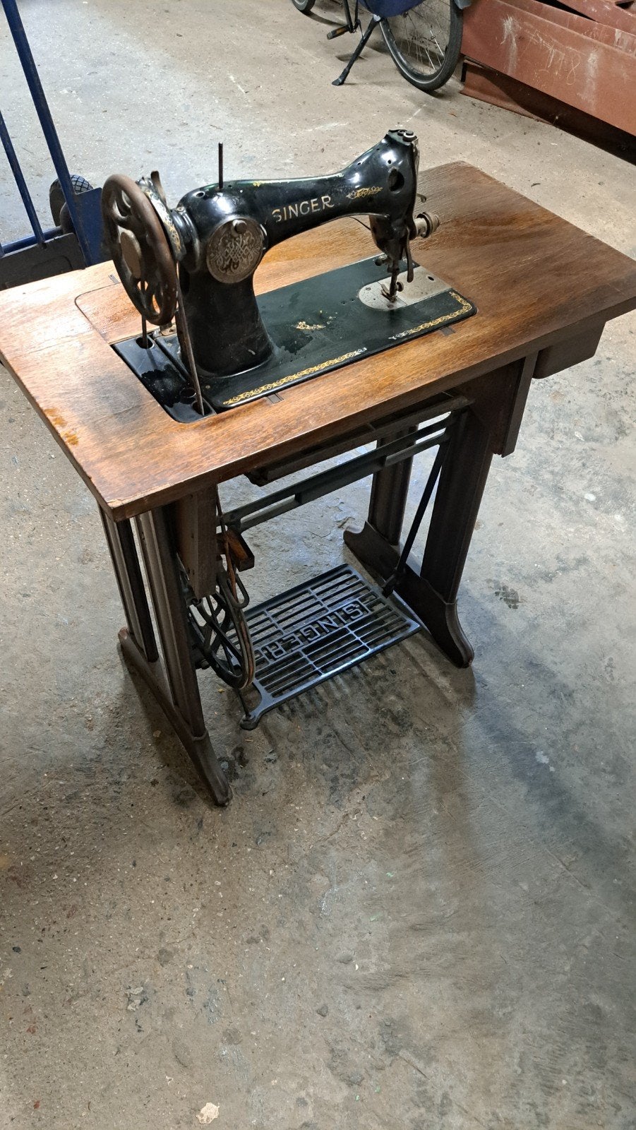Antieke Singer naaimachine met houten onderstel, Ophalen