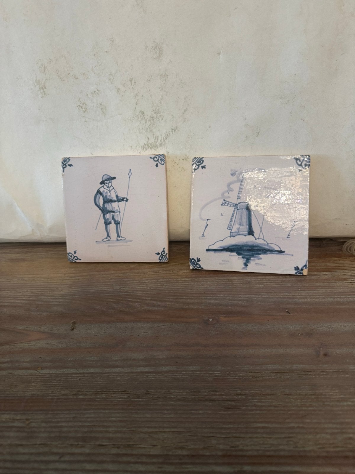 Set van 2 Delfts blauwe tegels: Molen en Man met Speer, Antiek en Kunst, Ophalen of Verzenden