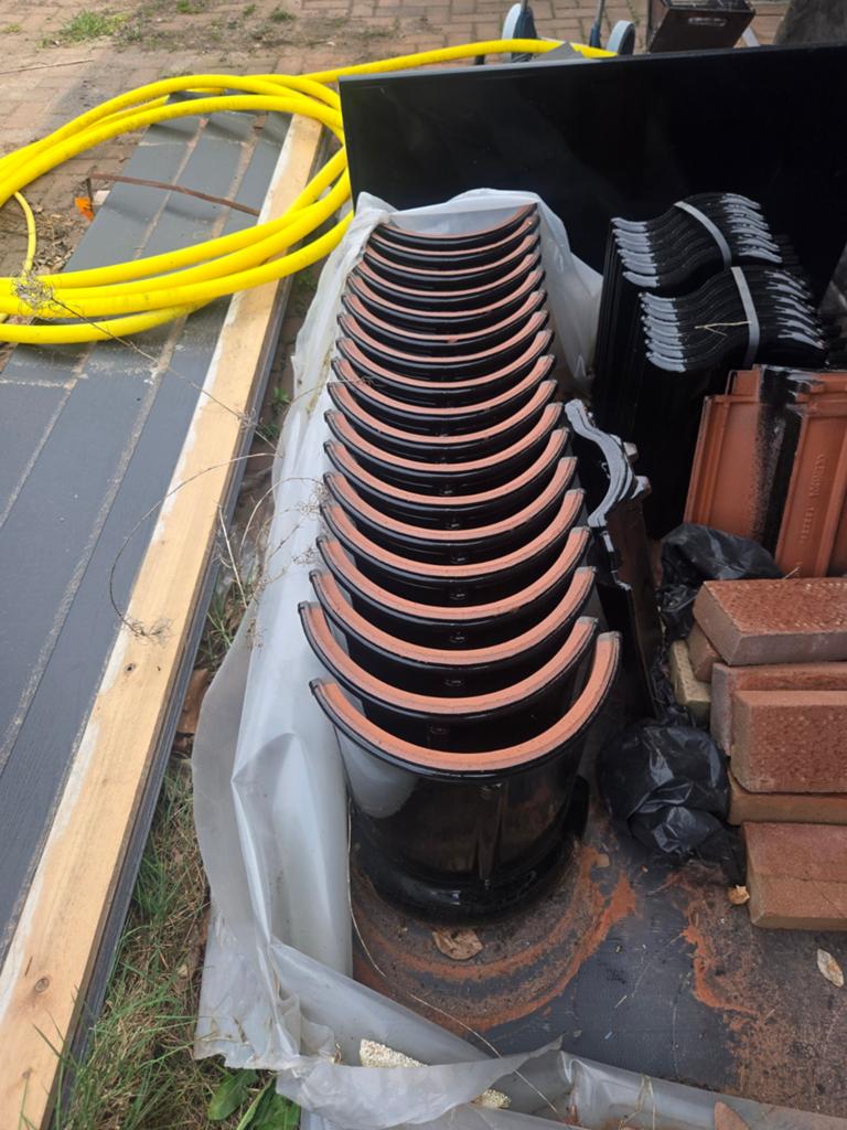 20x Wienerberger OVH Nokpannen Zwart Glanzend, Doe-het-zelf en Verbouw, Dakpannen en Dakbedekking, Ophalen of Verzenden