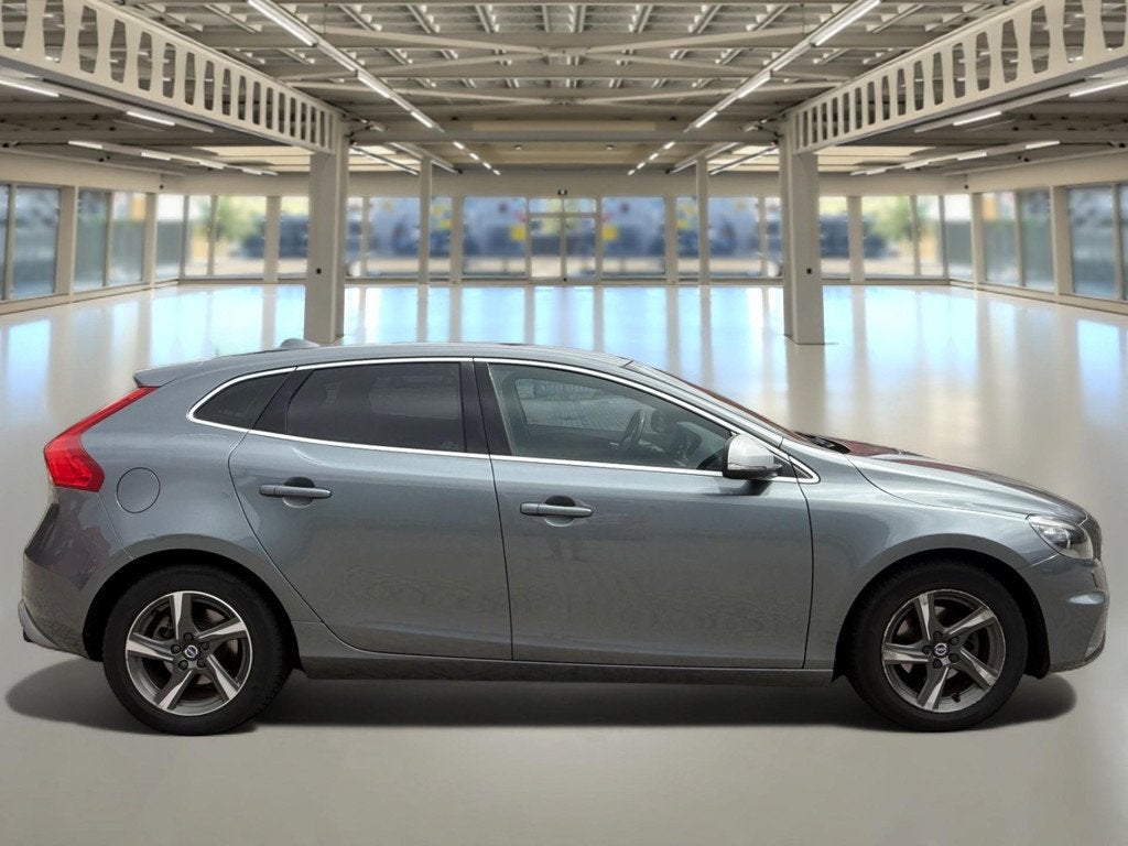 Volvo V40 2.0 D2 R-Design Business Leer/xenon/Stoelverwarmin, Auto's, Voorwielaandrijving, Gebruikt, Euro 6, 4 cilinders