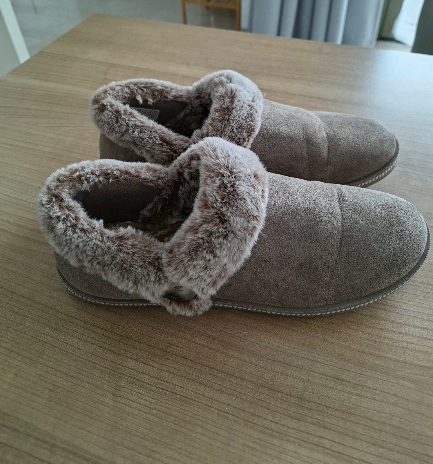 Beige pantoffels Skechers maar 40, Ophalen of Verzenden, Zo goed als nieuw, Beige, Pantoffels of Sloffen