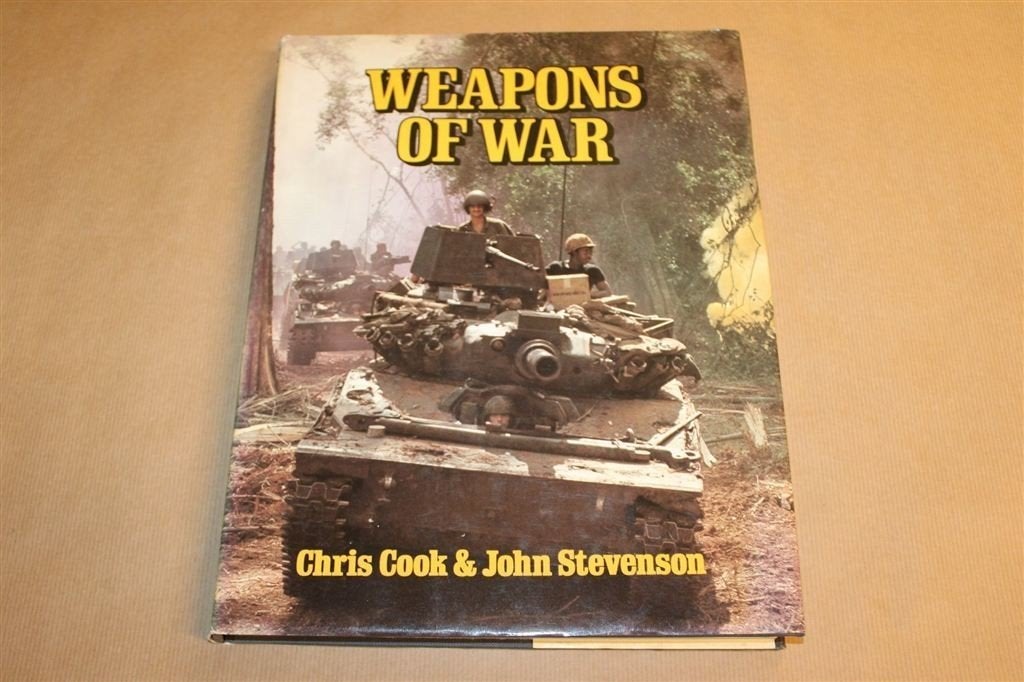 Wapens van de Oorlog — Tanks, Vliegtuigen & Artillerie [EN], Ophalen of Verzenden, Tweede Wereldoorlog, Gelezen, Overige onderwerpen