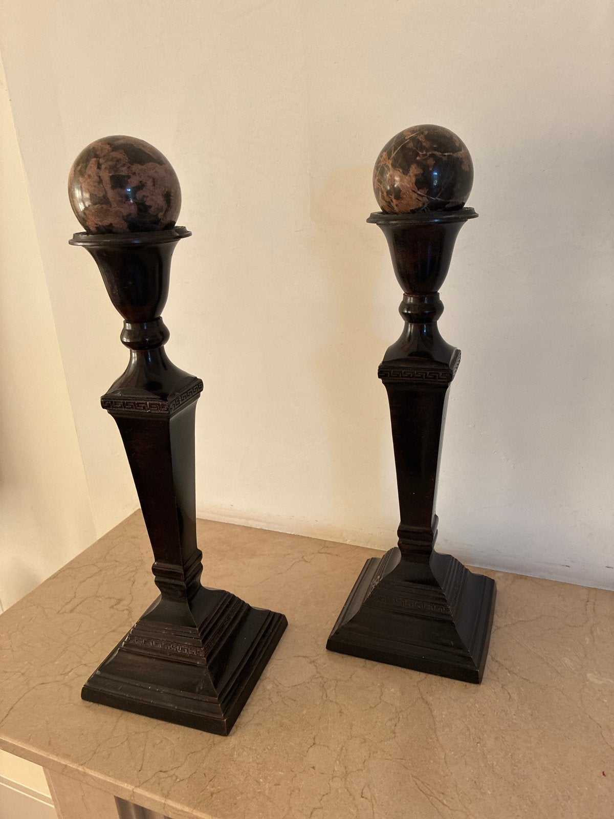 Set van 2 marmeren bollen op houten standaards, Ophalen of Verzenden, Overige materialen
