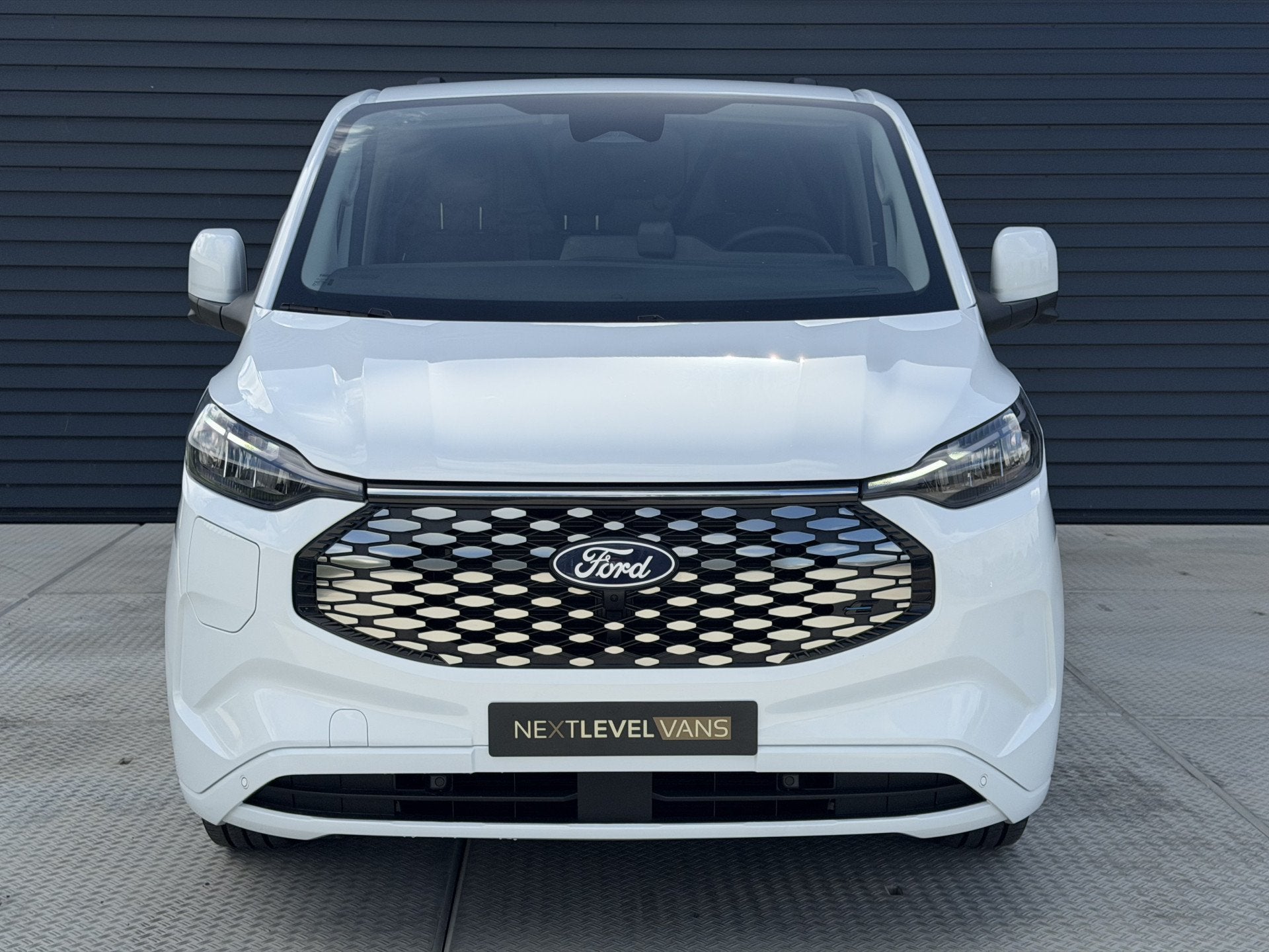 Ford E-Transit Custom 340 L2H1 Limited 71 kWh | 360 Camera |, Auto's, Automaat, Achterwielaandrijving, Gebruikt, Zwart