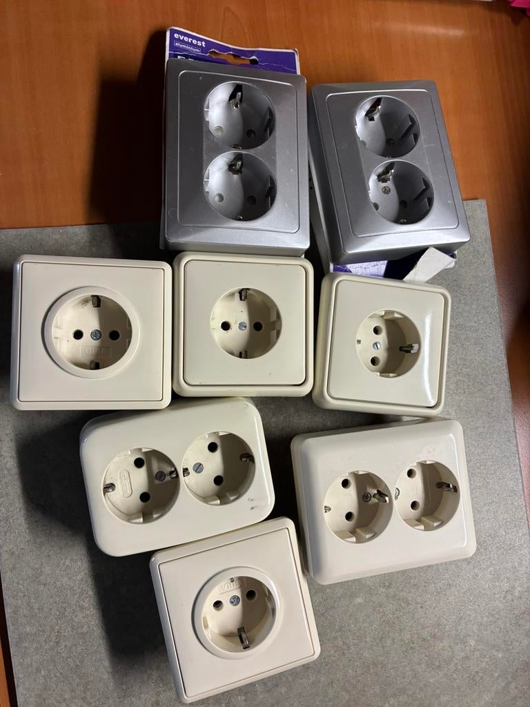 8 stuks Stopcontacten 2x  Everest geaard dubbel en enkel, Doe-het-zelf en Verbouw, Elektra en Kabels, Ophalen of Verzenden, Stopcontact