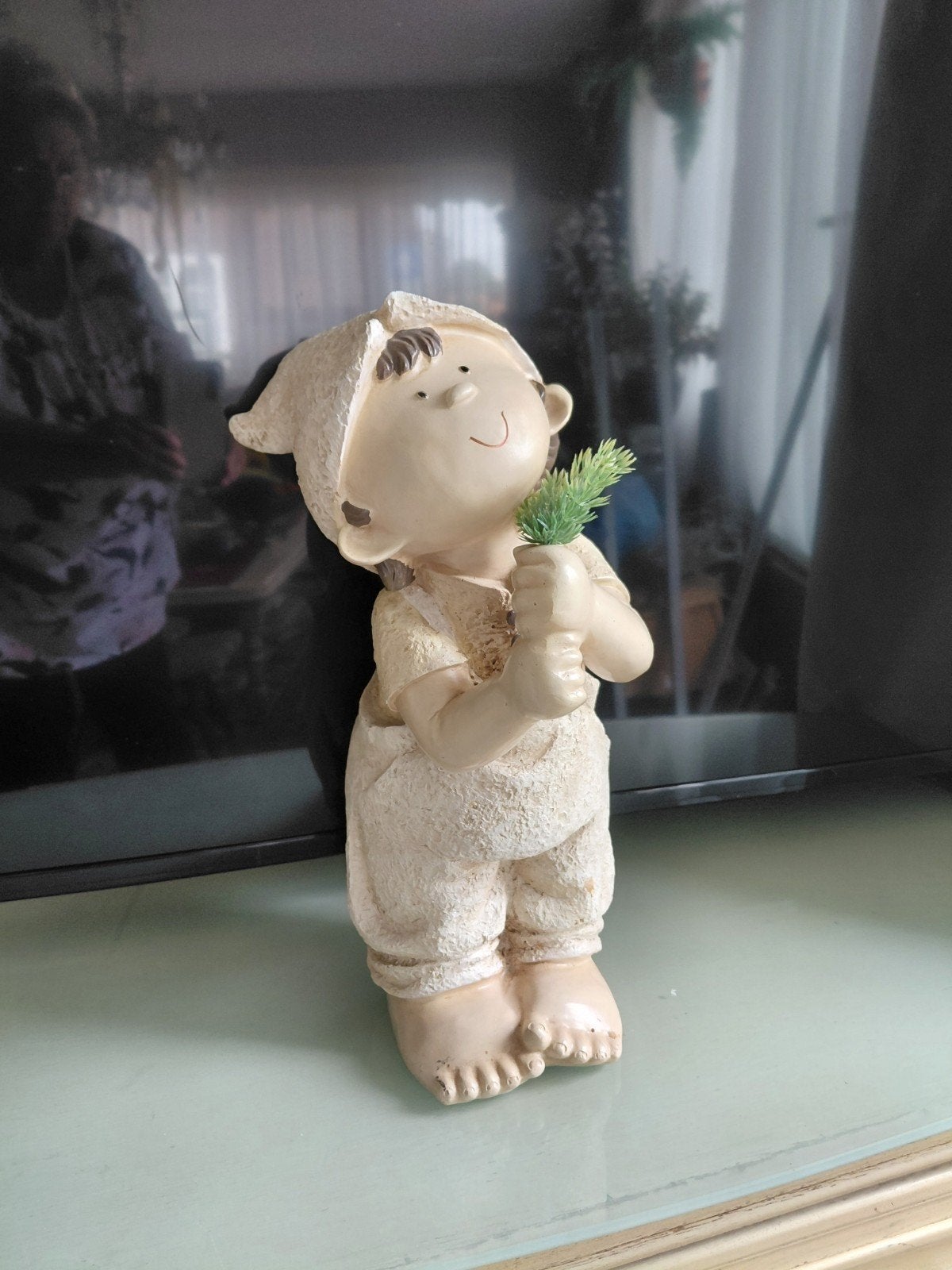 Leuke decoratie pop, jongen met plantje, Gebruikt, Overige stijlen, Ophalen of Verzenden, Beige